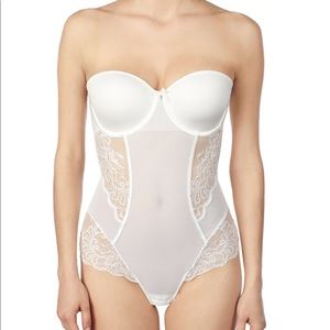 Le Mystere white lacy bodysuit w. built in 32c bra